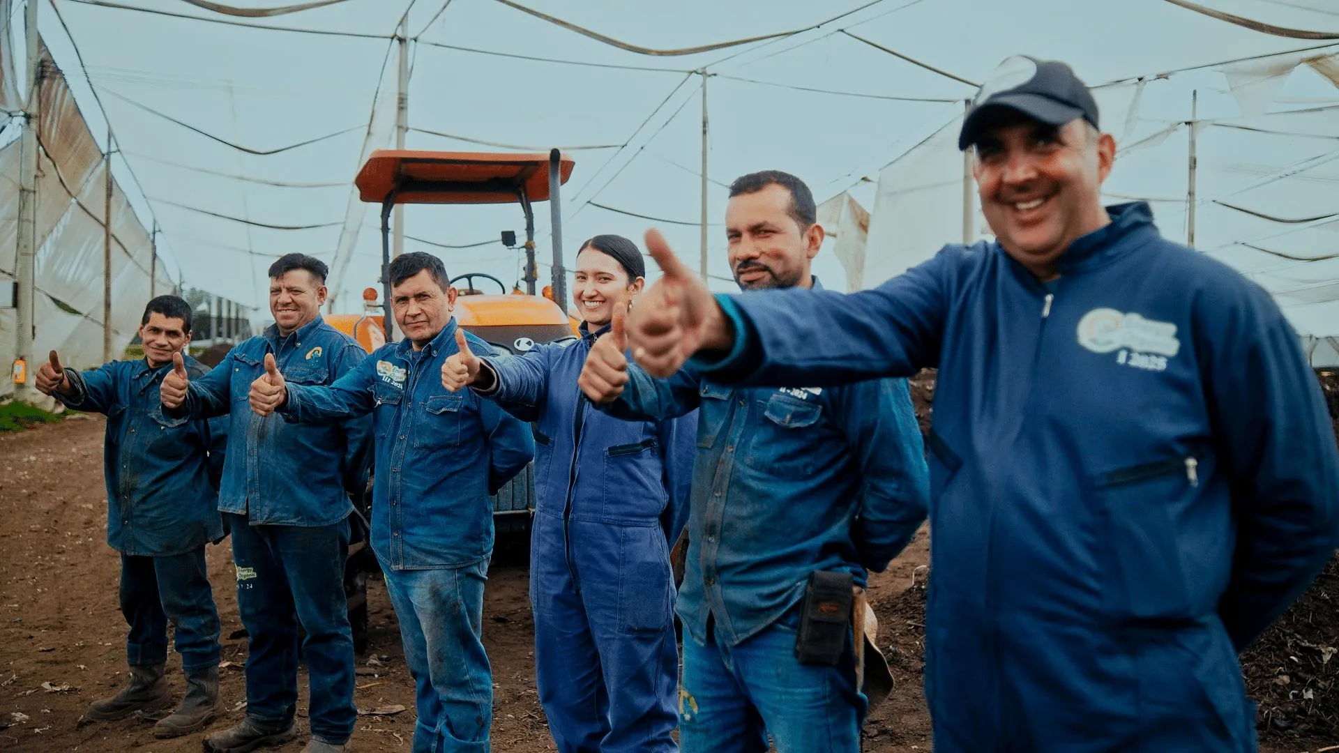 Equipo de Energy Organic con uniforme, frente a un tractor dentro de su planta de compostaje