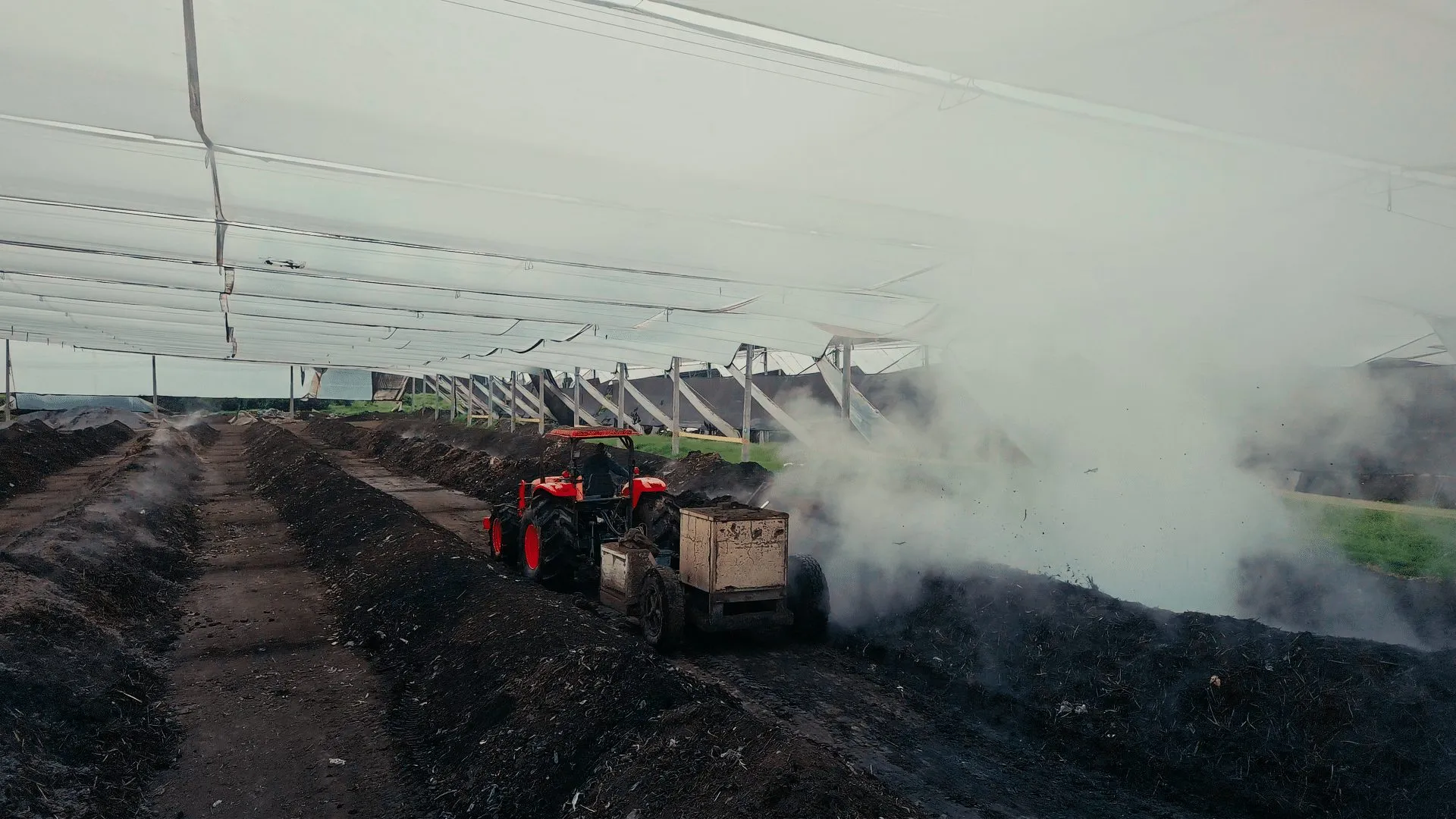 Volteo de compost en la planta de Energy Organic