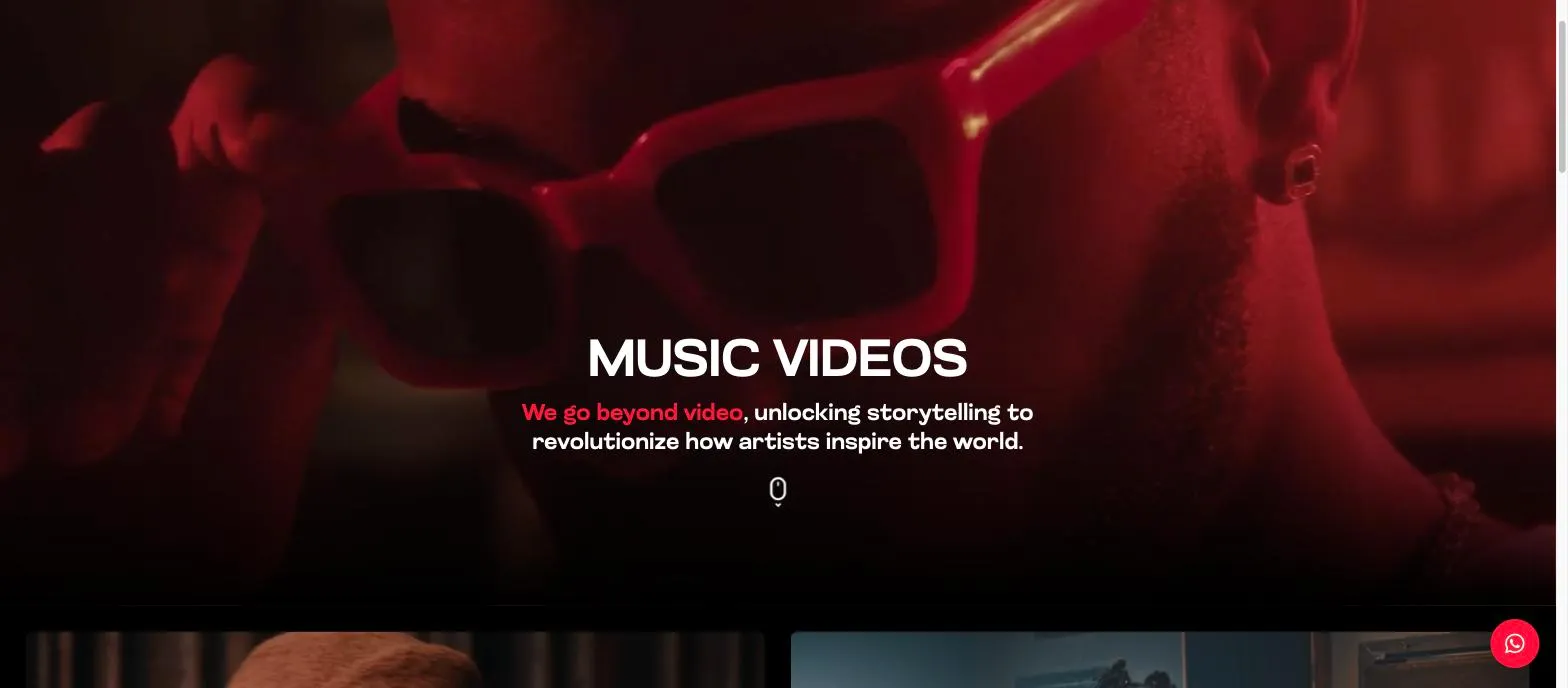 Página «Music videos» de The Mavo Group, con el titular sobre un fotograma de un artista con gafas rojas bajo luz roja