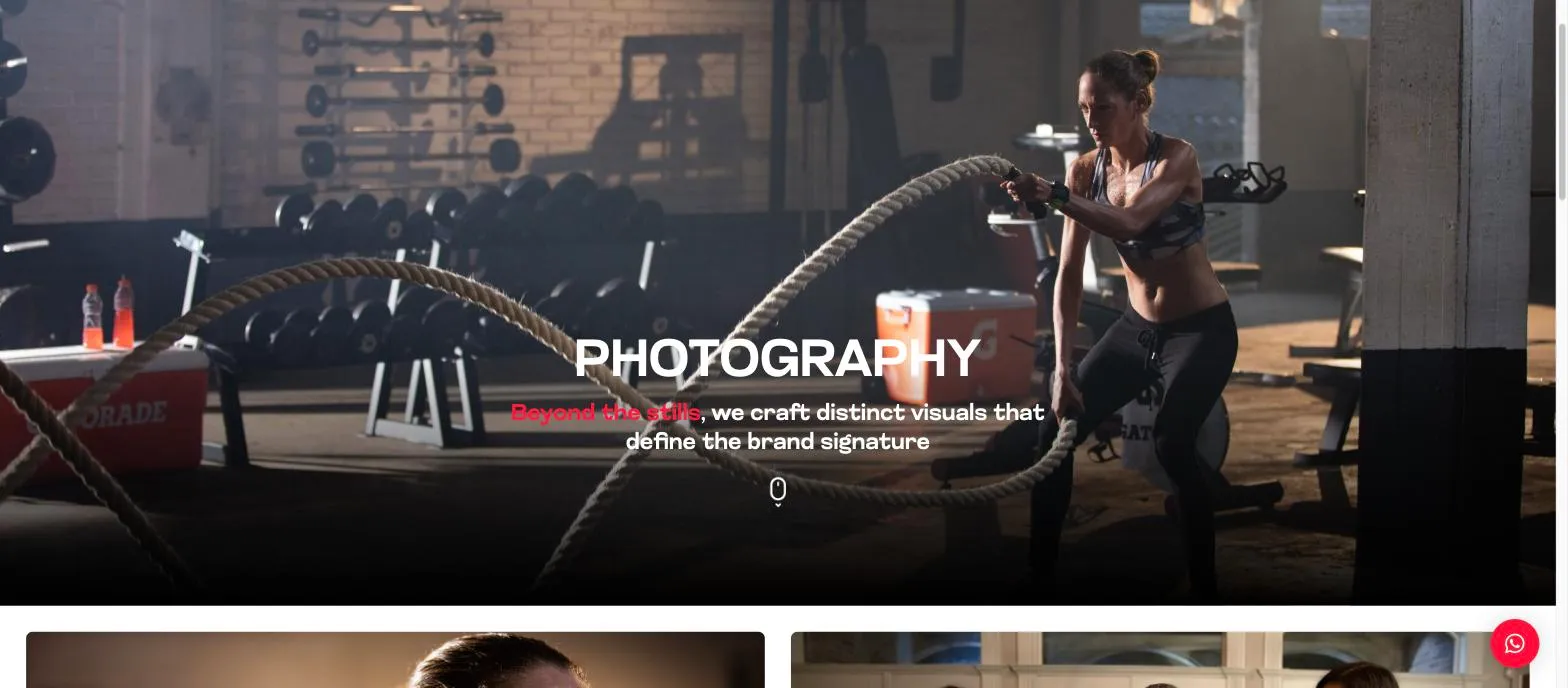 Página de fotografía para marcas de The Mavo Group, con el titular sobre una deportista entrenando con cuerdas en un gimnasio