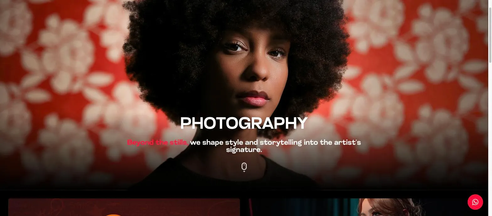 Página de fotografía para música de The Mavo Group, con el titular sobre el retrato de una artista ante un fondo floral rojo