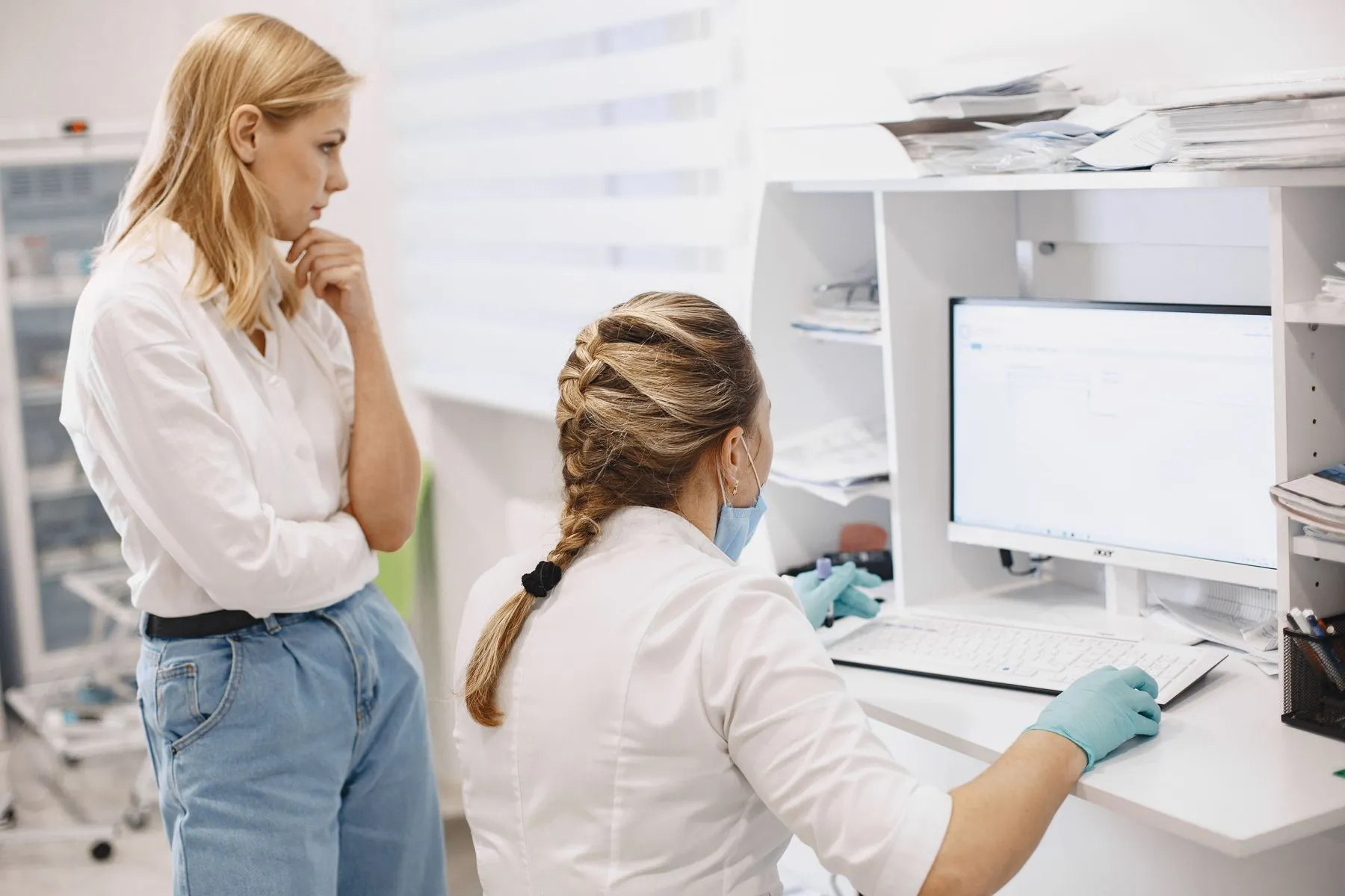 Personal clínico consulta el sistema en el computador de un consultorio