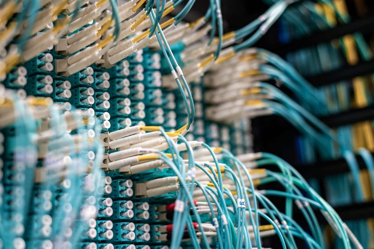 Cables de red conectados a un panel de conexiones, imagen de la infraestructura que debe inventariarse al responder a PHP2Shell