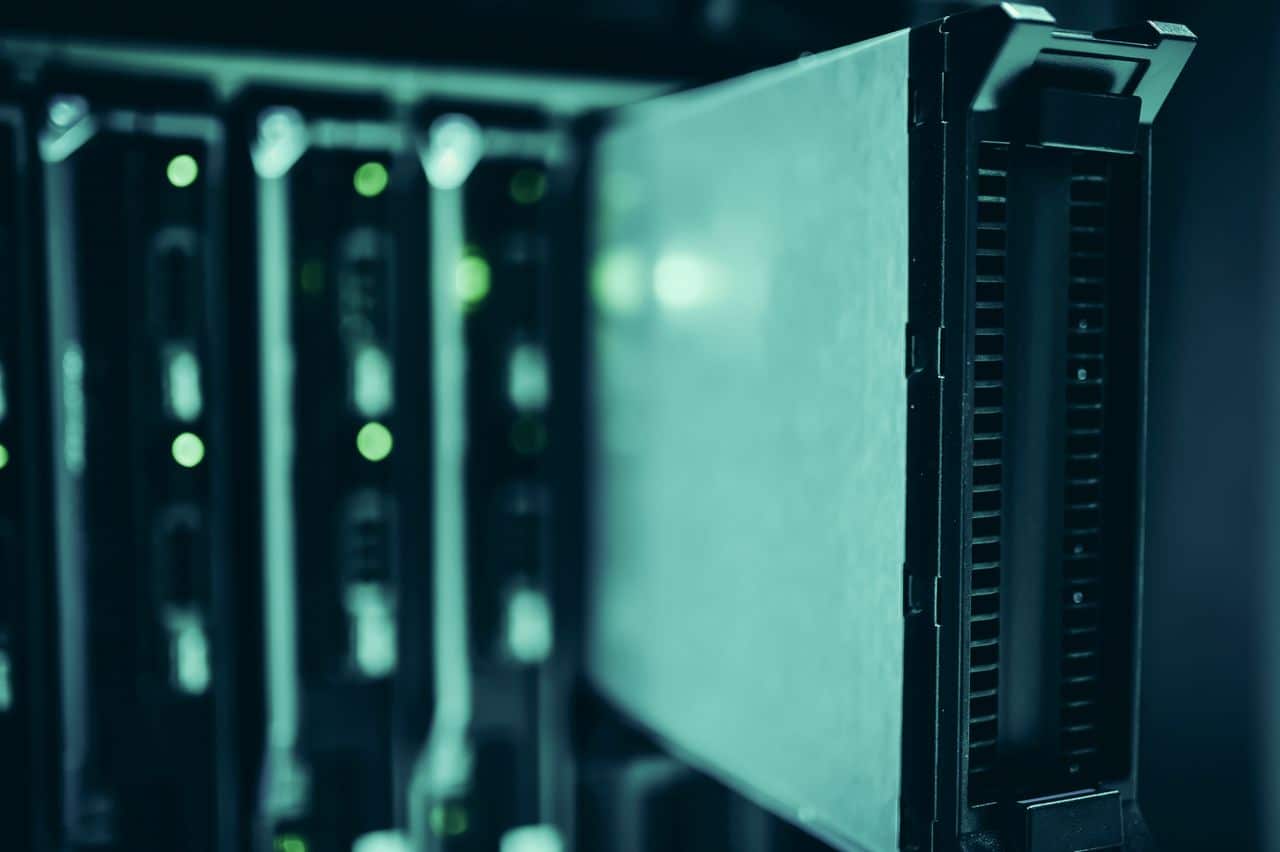 Racks de servidores en un centro de datos, la capa donde corre PHP y donde se aplica la corrección de PHP2Shell