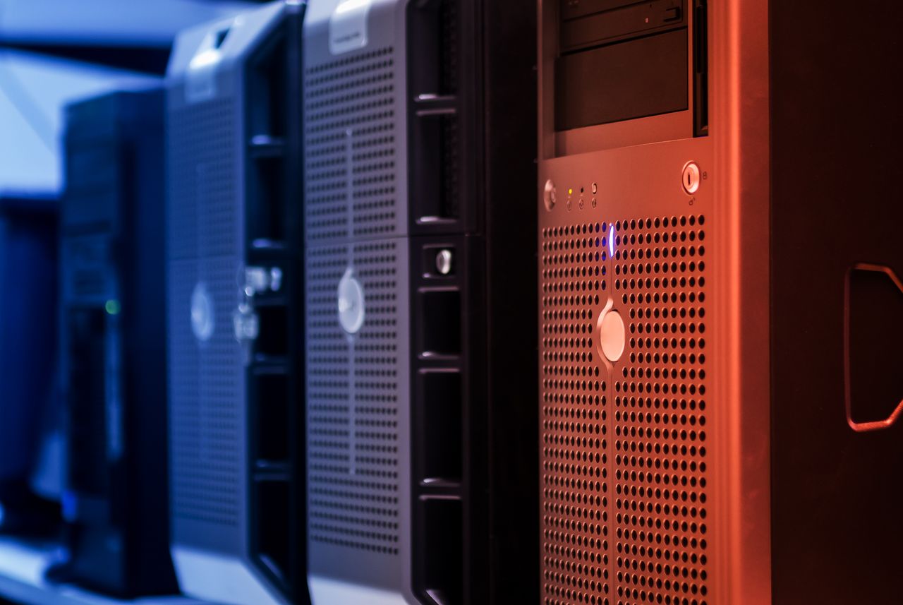 Servidores de torre en un centro de datos, ejemplo de equipos que deben aislarse o actualizarse si ejecutan PHP sin parche