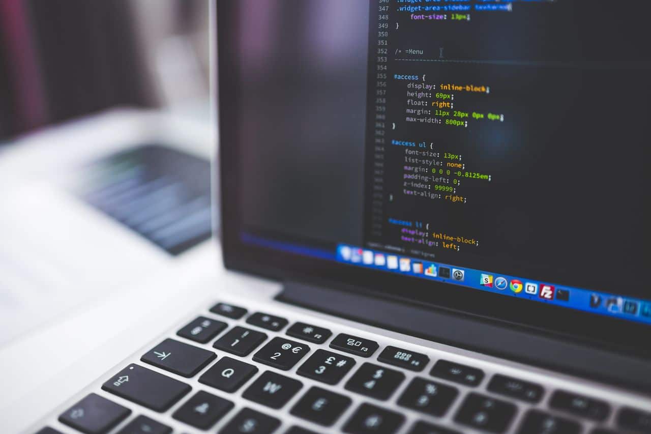 Portátil que muestra código en pantalla, imagen de apoyo para comprobar la versión de PHP de un sitio WordPress