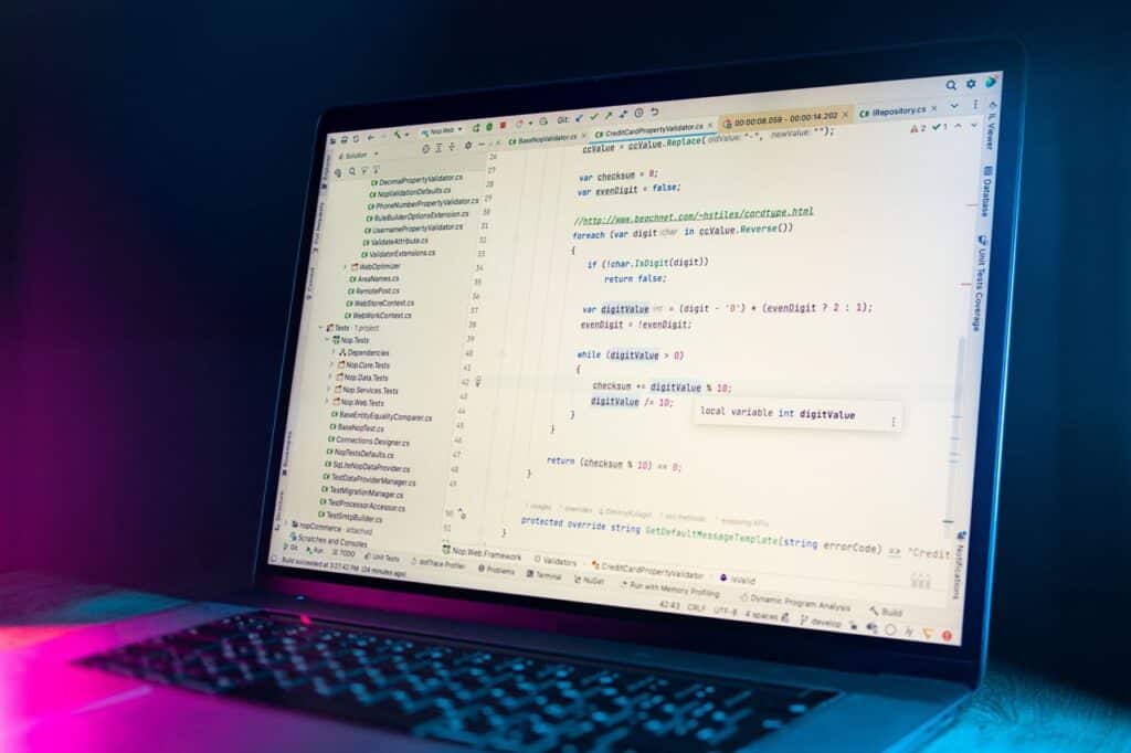 Portátil con un editor de código abierto en un ambiente de poca luz, imagen del trabajo con la versión de PHP de un sitio