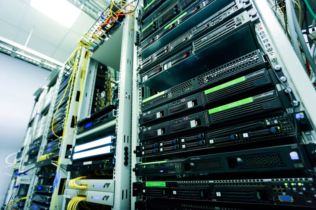 Servidores de red montados en un gabinete con sus cables, donde corre el PHP de una empresa