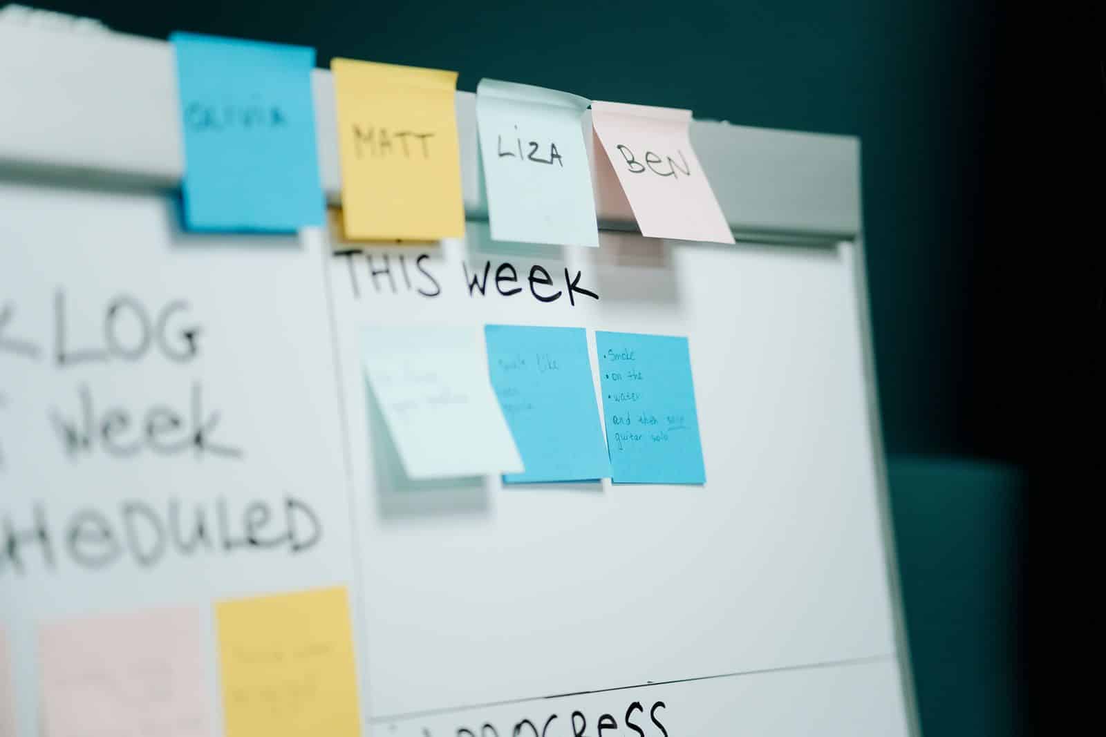 Pizarra con notas adhesivas de colores que organizan tareas de un proyecto, como las piezas de un proceso que se reparten entre SaaS y desarrollo propio